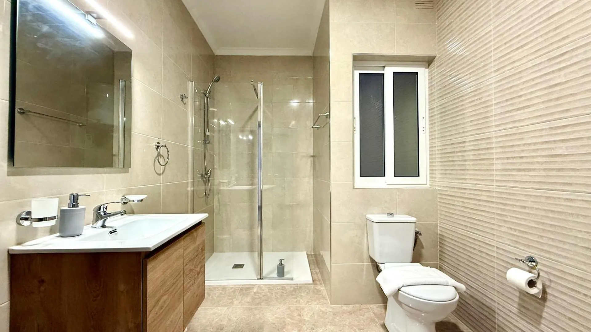 New Apartment! Walking Distance To The Three Cities By Sf Homes Fgura Apartment