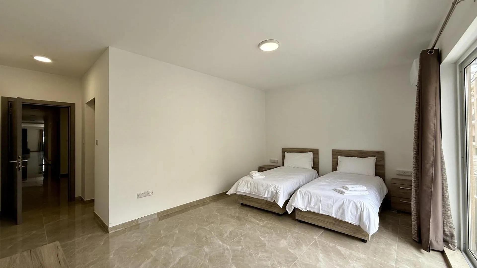 New Apartment! Walking Distance To The Three Cities By Sf Homes Fgura Apartment