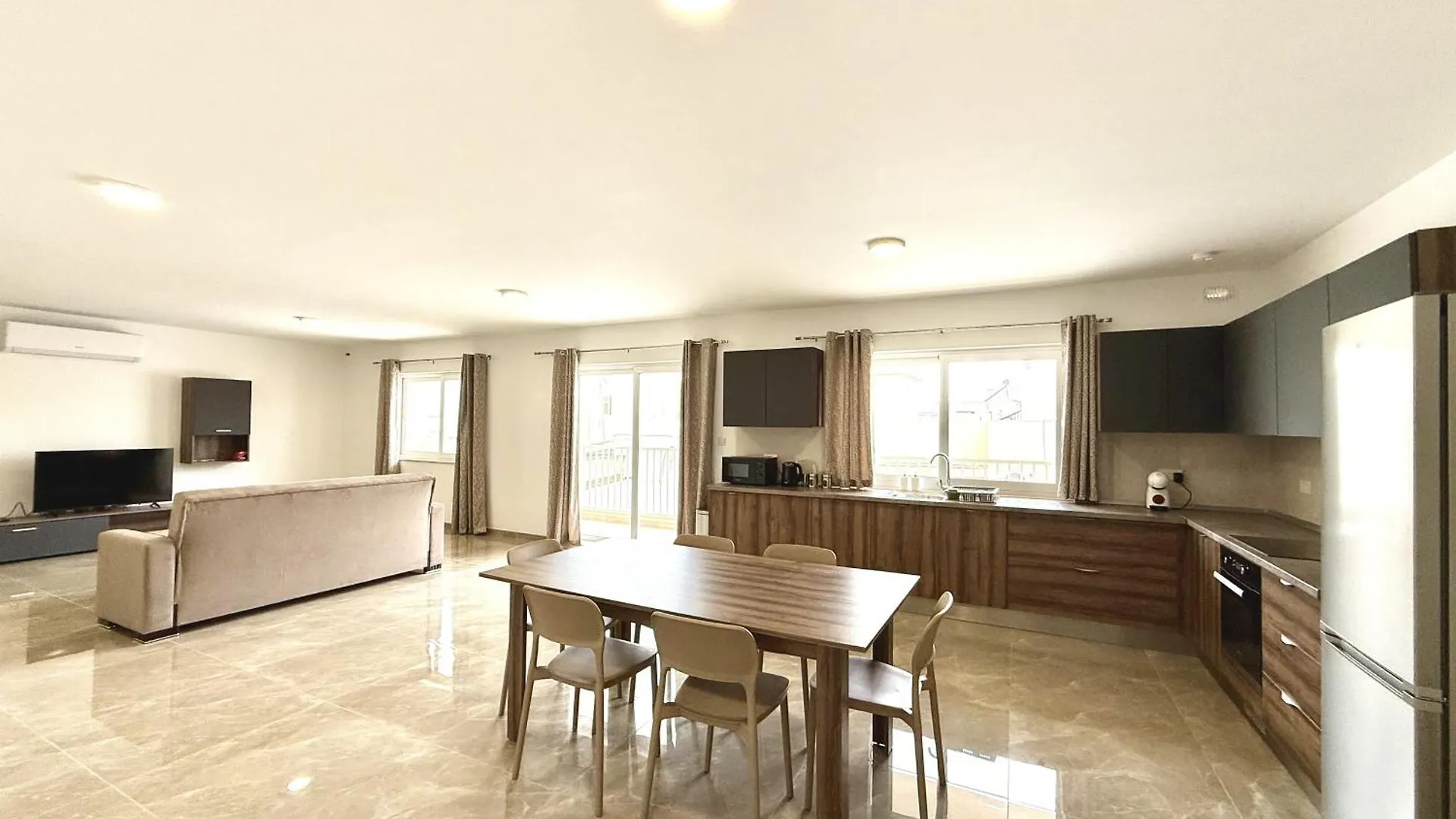 New Apartment! Walking Distance To The Three Cities By Sf Homes Fgura Apartment